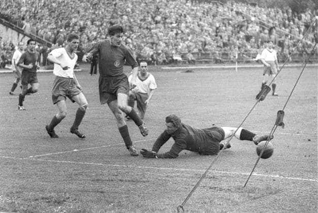 Oberliga 1956 57. Fortuna Düsseldorf - SV Sodingen 08.05.1957. Heinz Janssen (F95) Aktion im Strafraum der Sodinger. Nur fuer journalistische Zwecke! Only for editorial use! *** Oberliga 1956 57 Fortuna Düsseldorf SV Sodingen 08 05 1957 Heinz Janssen F95 Action in the Sodingen penalty area For journalistic purposes only Only for editorial use HM