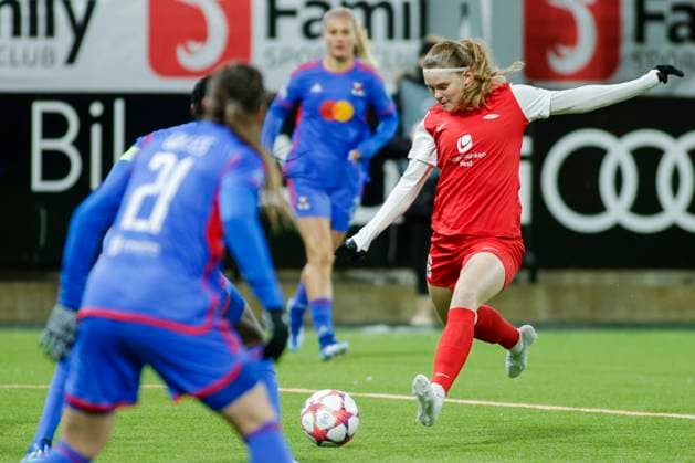 Fu?ball, Frauen, CL, SK Brann Bergen - Olympique Lyon Fotball Champions League kvinner, Brann - Lyon Bergen 20231221. Hjemmelagets Signe Gaupset i aksjon i kampen i gruppespillet i Champions League mellom Brann og Lyon pa Asane Arena. Foto: Paul S. Amundsen NTB Bergen Norge EDITORIAL USE ONLY. RESTRICTED USE FOR BETTING COMPANIES Ref:_SPOodOdSvgBoT4.jpg  Copyright: xPaulxS.xAmundsenx xNTBx