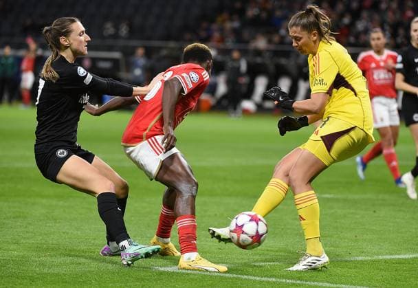 21.12.2023, xhbx, Fussball Champions League Frauen, Eintracht Frankfurt Frauen - SL Benfica Lissabon emspor, v.l. Lara Prasnikar (Eintracht Frankfurt Damen), Christy Ucheibe (Benfica Lissabon), Lena Pauels (Benfica Lissabon) (DFL DFB REGULATIONS PROHIBIT ANY USE OF PHOTOGRAPHS as IMAGE SEQUENCES and or QUASI-VIDEO) Frankfurt am Main