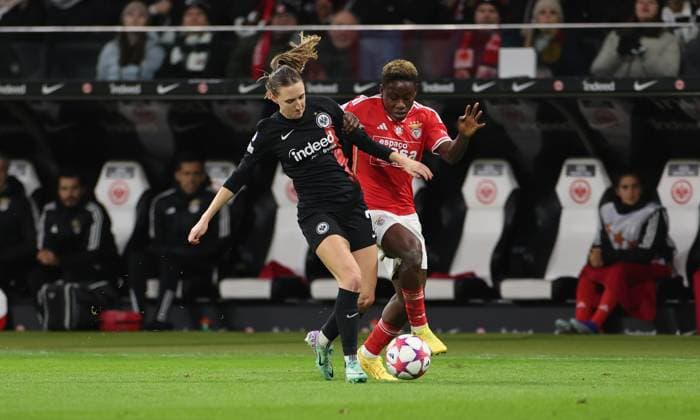 21.12.2023, Fussball Frauen UEFA Womens Champions League UWCL, Eintracht Frankfurt - SL Benfica Lissabon, emonline, emspor, v.l., Lara Prasnikar (Eintracht Frankfurt), Christy Ucheibe (SL Benfica Lissabon) DFL DFB REGULATIONS PROHIBIT ANY USE OF PHOTOGRAPHS AS IMAGE SEQUENCES AND OR QUASI-VIDEO. xdcx Copyright: HMBxMedia