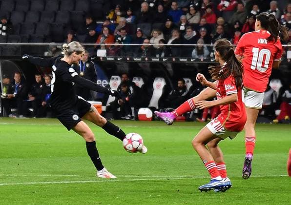 21.12.2023, xhbx, Fussball Champions League Frauen, Eintracht Frankfurt Frauen - SL Benfica Lissabon emspor, v.l. Verena Hanshaw (Eintracht Frankfurt Damen) zautz, Andreia Faria (Benfica Lissabon), Francisca Nazareth (Benfica Lissabon) , (DFL DFB REGULATIONS PROHIBIT ANY USE OF PHOTOGRAPHS as IMAGE SEQUENCES and or QUASI-VIDEO) Frankfurt am Main