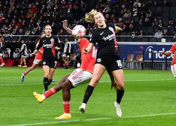 21.12.2023, xhbx, Fussball Champions League Frauen, Eintracht Frankfurt Frauen - SL Benfica Lissabon emspor, v.l. Christy Ucheibe (Benfica Lissabon), Laura Freigang (Eintracht Frankfurt Damen) (DFL DFB REGULATIONS PROHIBIT ANY USE OF PHOTOGRAPHS as IMAGE SEQUENCES and or QUASI-VIDEO) Frankfurt am Main