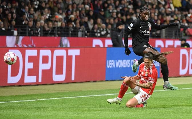 21.12.2023, xhbx, Fussball Champions League Frauen, Eintracht Frankfurt Frauen - SL Benfica Lissabon emspor, v.l. Nicole Anyomi (Eintracht Frankfurt Damen), Ana Seica (Benfica Lissabon) (DFL DFB REGULATIONS PROHIBIT ANY USE OF PHOTOGRAPHS as IMAGE SEQUENCES and or QUASI-VIDEO) Frankfurt am Main