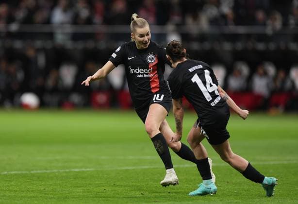 21.12.2023, Fussball Frauen UEFA Womens Champions League UWCL, Eintracht Frankfurt - SL Benfica Lissabon, emonline, emspor, v.l., Torjubel zum 1:0 durch Geraldine Reuteler (Eintracht Frankfurt), Goal celebration, celebrate the goal, Laura Freigang (Eintracht Frankfurt) DFL DFB REGULATIONS PROHIBIT ANY USE OF PHOTOGRAPHS AS IMAGE SEQUENCES AND OR QUASI-VIDEO. xdcx Copyright: HMBxMedia