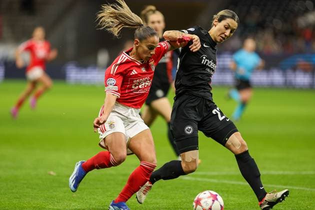 Frankfurt Main Germany 21.12.2023 UEFA Women s Champions League match Grouppe A SGE Eintracht Frankfurt vs SL Benfica in the Deutsche Bank Park, Lucia Alves (SL Benfica), Nadine Riesen (Eintracht Frankfurt), Zweikampf, Action, Aktion, Battles for the Ball Copyright: JoaquimxFerreira