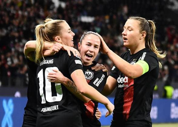 Sport Bilder des Tages 21.12.2023, xhbx, Fussball Champions League Frauen, Eintracht Frankfurt Frauen - SL Benfica Lissabon emspor, v.l. Torjubel, Goal celebration, celebrate the goal 1:0 Laura Freigang (Eintracht Frankfurt Damen),Geraldine Reuteler (Eintracht Frankfurt Damen), Tanja Pawollek (Eintracht Frankfurt Damen) (DFL DFB REGULATIONS PROHIBIT ANY USE OF PHOTOGRAPHS as IMAGE SEQUENCES and or QUASI-VIDEO) Frankfurt am Main