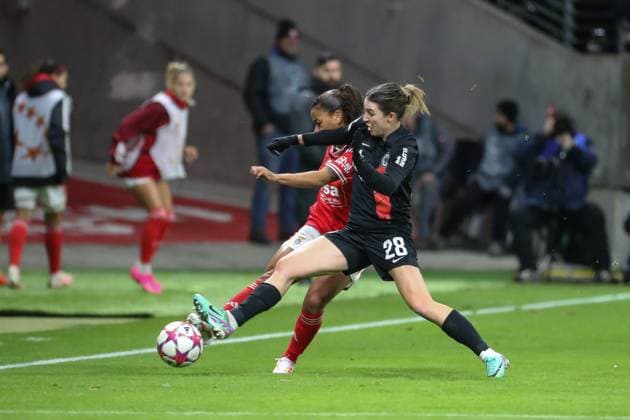 21.12.2023, xusrbx, Fussball Champions League Frauen, Eintracht Frankfurt Frauen - SL Benfica Lissabon emspor, v.l. Marie Yasmine Alidou (Benfica Lissabon, 2), Barbara Dunst (Eintracht Frankfurt, 28), (DFL DFB REGULATIONS PROHIBIT ANY USE OF PHOTOGRAPHS as IMAGE SEQUENCES and or QUASI-VIDEO) Frankfurt am Main