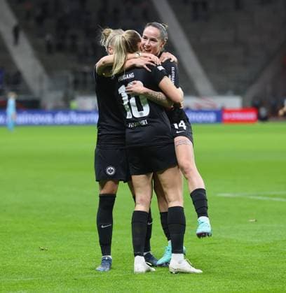 21.12.2023, Fussball Frauen UEFA Womens Champions League UWCL, Eintracht Frankfurt - SL Benfica Lissabon, emonline, emspor, v.l., Torjubel zum 1:0 durch Geraldine Reuteler (Eintracht Frankfurt), Goal celebration, celebrate the goal, Laura Freigang (Eintracht Frankfurt) DFL DFB REGULATIONS PROHIBIT ANY USE OF PHOTOGRAPHS AS IMAGE SEQUENCES AND OR QUASI-VIDEO. xdcx Copyright: HMBxMedia
