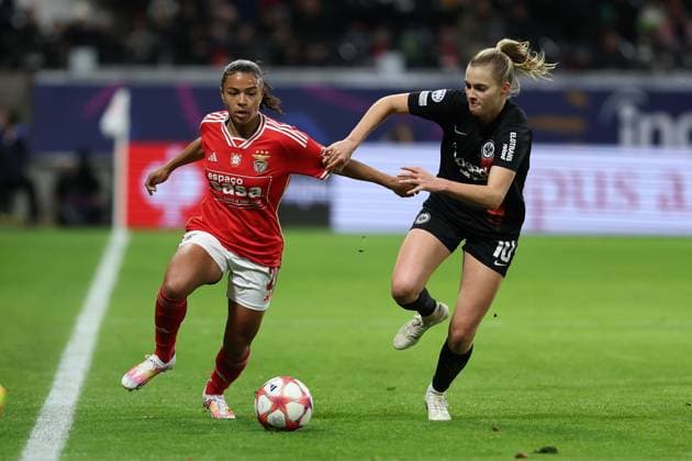 Frankfurt Main Germany 21.12.2023 UEFA Women s Champions League match Grouppe A SGE Eintracht Frankfurt vs SL Benfica in the Deutsche Bank Park, Marie Alidou (SL Benfica), Laura Freigang (Eintracht Frankfurt), Zweikampf, Action, Aktion, Battles for the Ball Copyright: JoaquimxFerreira