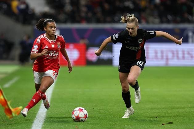 Frankfurt Main Germany 21.12.2023 UEFA Women s Champions League match Grouppe A SGE Eintracht Frankfurt vs SL Benfica in the Deutsche Bank Park, Marie Alidou (SL Benfica), Laura Freigang (Eintracht Frankfurt), Zweikampf, Action, Aktion, Battles for the Ball Copyright: JoaquimxFerreira
