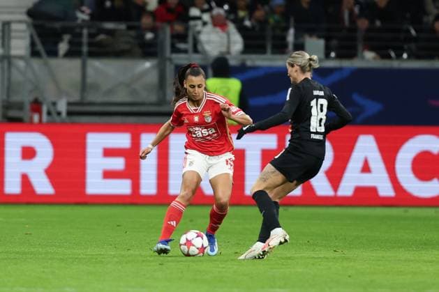 Frankfurt Main Germany 21.12.2023 UEFA Women s Champions League match Grouppe A SGE Eintracht Frankfurt vs SL Benfica in the Deutsche Bank Park, Catarina Amado (SL Benfica), Verena Hanshaw (Eintracht Frankfurt), Zweikampf, Action, Aktion, Battles for the Ball Copyright: JoaquimxFerreira