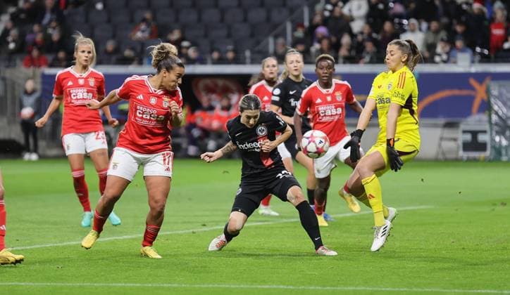 21.12.2023, Fussball Frauen UEFA Womens Champions League UWCL, Eintracht Frankfurt - SL Benfica Lissabon, emonline, emspor, v.l., Andreia Norton (SL Benfica Lissabon), Camilla Küver (Eintracht Frankfurt), Torhüterin Lena Pauels (SL Benfica Lissabon) DFL DFB REGULATIONS PROHIBIT ANY USE OF PHOTOGRAPHS AS IMAGE SEQUENCES AND OR QUASI-VIDEO. xdcx Copyright: HMBxMedia