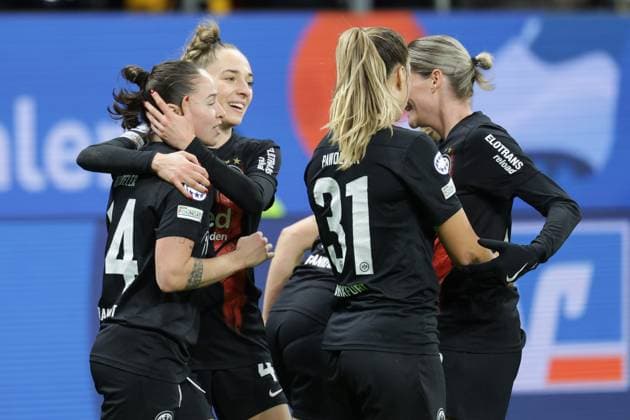 Eintracht Frankfurt - Benfica Lissabon, Frauen Champions League Sophia Kleinherne (Eintracht Frankfurt, 4) beglückwünscht Geraldine Reuteler (Eintracht Frankfurt, 14) zu ihrem Tor zum 1:0. Spiel der Uefa Women s Champions League zwischen Eintracht Frankfurt und Benfica Lissabon am 21. Dezember 2023 im Deutsche Bank Park in Frankfurt am Main., Frankfurt am Main Hessen Deutschland Deutsche Bank Park