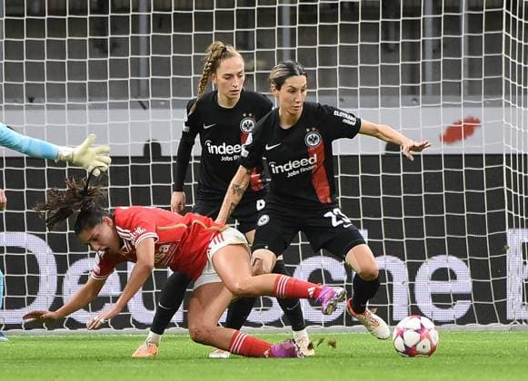 21.12.2023, xhbx, Fussball Champions League Frauen, Eintracht Frankfurt Frauen - SL Benfica Lissabon emspor, v.l. Francisca Nazareth (Benfica Lissabon), Sophia Kleinherne (Eintracht Frankfurt Damen), Camilla Küver (Eintracht Frankfurt Damen) (DFL DFB REGULATIONS PROHIBIT ANY USE OF PHOTOGRAPHS as IMAGE SEQUENCES and or QUASI-VIDEO) Frankfurt am Main