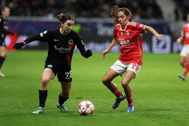 Frankfurt Main Germany 21.12.2023 UEFA Women s Champions League match Grouppe A SGE Eintracht Frankfurt vs SL Benfica in the Deutsche Bank Park, Barbara Dunst (Eintracht Frankfurt), Andreia Faria (SL Benfica), Zweikampf, Action, Aktion, Battles for the Ball Copyright: JoaquimxFerreira
