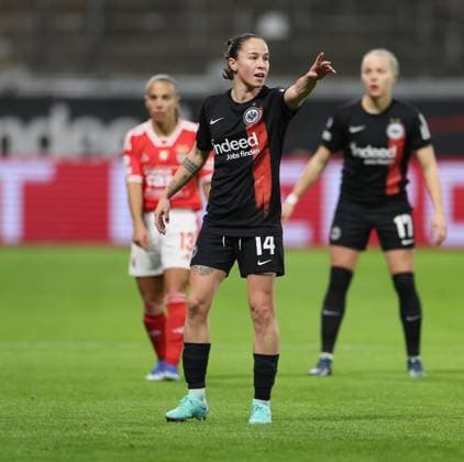 21.12.2023, Fussball Frauen UEFA Womens Champions League UWCL, Eintracht Frankfurt - SL Benfica Lissabon, emonline, emspor, v.l., Geraldine Reuteler (Eintracht Frankfurt) gibt Anweisungen, gestikuliert, mit den Armen gestikulieren gives instructions, gesticulate DFL DFB REGULATIONS PROHIBIT ANY USE OF PHOTOGRAPHS AS IMAGE SEQUENCES AND OR QUASI-VIDEO. xdcx Copyright: HMBxMedia
