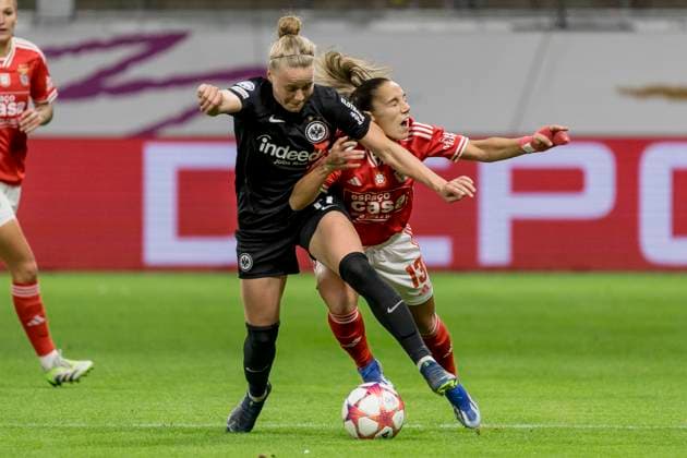 UWCL: Eintracht Frankfurt - Benfica Lissabon, Deutsche Bank Park, Frankfurt, 21.12.2023 Pia-Sophie Wolter (Eintracht Frankfurt 17) & Lucia Alves (Benfica Lissabon 13), Eintracht Frankfurt - Benfica Lissabon, Frankfurt, Deutsche Bank Park, 21.12.2023 Copyright: xBEAUTIFULxSPORTS Gawlikx
