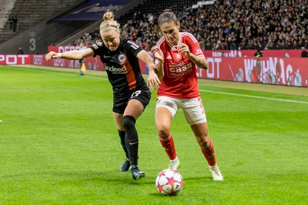 UWCL: Eintracht Frankfurt - Benfica Lissabon, Deutsche Bank Park, Frankfurt, 21.12.2023 Pia-Sophie Wolter (Eintracht Frankfurt 17) & Ana Seica (Benfica Lissabon 3), Eintracht Frankfurt - Benfica Lissabon, Frankfurt, Deutsche Bank Park, 21.12.2023 Copyright: xBEAUTIFULxSPORTS Gawlikx