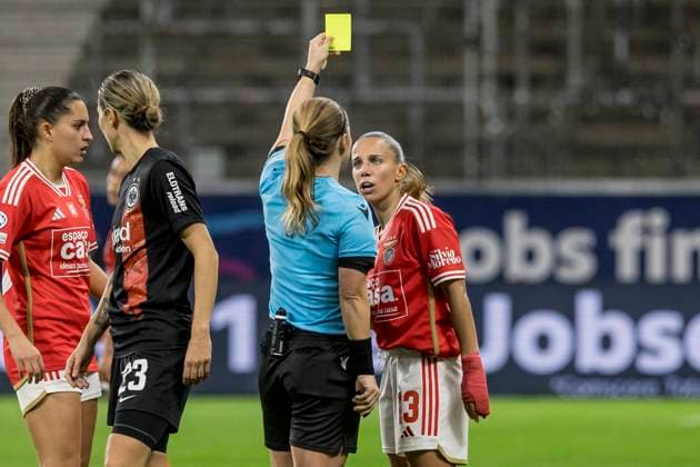 UWCL: Eintracht Frankfurt - Benfica Lissabon, Deutsche Bank Park, Frankfurt, 21.12.2023 Lucia Alves (Benfica Lissabon 13) erhält die gelbe Karte, Eintracht Frankfurt - Benfica Lissabon, Frankfurt, Deutsche Bank Park, 21.12.2023 Copyright: xBEAUTIFULxSPORTS Gawlikx