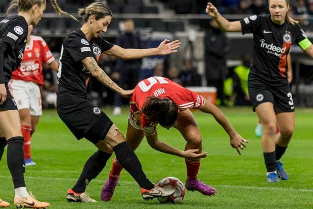 UWCL: Eintracht Frankfurt - Benfica Lissabon, Deutsche Bank Park, Frankfurt, 21.12.2023 Kika Nazareth (Benfica Lissabon 10) & Sara Doorsoun (Eintracht Frankfurt 33), Eintracht Frankfurt - Benfica Lissabon, Frankfurt, Deutsche Bank Park, 21.12.2023 Copyright: xBEAUTIFULxSPORTS Gawlikx