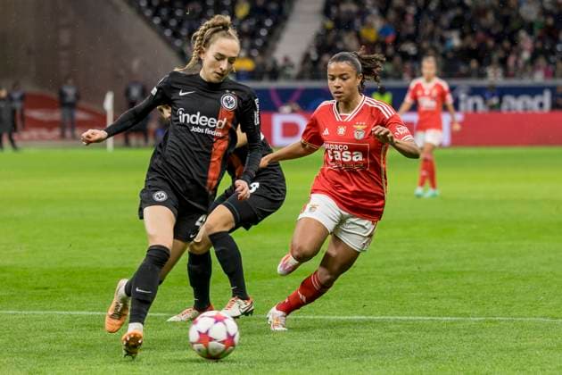 UWCL: Eintracht Frankfurt - Benfica Lissabon, Deutsche Bank Park, Frankfurt, 21.12.2023 Sophia Kleinherne (Eintracht Frankfurt 4) & Marie-Yasmine Alidou (Benfica Lissabon 2), Eintracht Frankfurt - Benfica Lissabon, Frankfurt, Deutsche Bank Park, 21.12.2023 Copyright: xBEAUTIFULxSPORTS Gawlikx