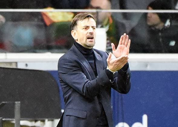 21.12.2023, xhbx, Fussball Champions League Frauen, Eintracht Frankfurt Frauen - SL Benfica Lissabon emspor, v.l. Trainer Niko Arnautis (Eintracht Frankfurt Damen) gibt Anweisungen, gestikuliert, mit den Armen gestikulieren gives instructions, gesticulate. (DFL DFB REGULATIONS PROHIBIT ANY USE OF PHOTOGRAPHS as IMAGE SEQUENCES and or QUASI-VIDEO) Frankfurt am Main