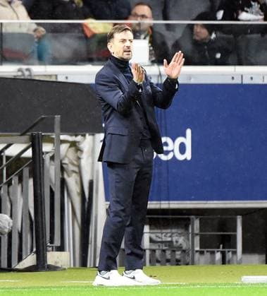 21.12.2023, xhbx, Fussball Champions League Frauen, Eintracht Frankfurt Frauen - SL Benfica Lissabon emspor, v.l. Trainer Niko Arnautis (Eintracht Frankfurt Damen) gibt Anweisungen, gestikuliert, mit den Armen gestikulieren gives instructions, gesticulate. (DFL DFB REGULATIONS PROHIBIT ANY USE OF PHOTOGRAPHS as IMAGE SEQUENCES and or QUASI-VIDEO) Frankfurt am Main