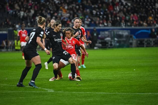 21.12.2023, Fußball, Frauen, UWCL, 2023 2024, Gruppenphase, 4. Spieltag Gruppe A, Eintracht Frankfurt (Deutschland) - SL Benfica (Portugal) Für Andreia Norton (17 Benfica) heißt es Endstation Sara Doorsoun (23 Frankfurt). Frankfurt am Main Deutsche Bank Park Hessen Deutschland