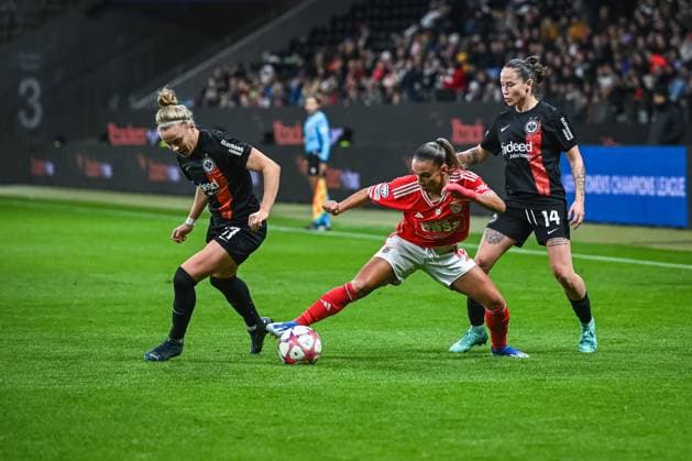 21.12.2023, Fußball, Frauen, UWCL, 2023 2024, Gruppenphase, 4. Spieltag Gruppe A, Eintracht Frankfurt (Deutschland) - SL Benfica (Portugal) Lucia Alves (13 Benfica) versucht sich gegen Pia-Sophie Wolter (17 Frankfurt) und Geraldine Reuteler (14 Frankfurt) durchzusetzen. Frankfurt am Main Deutsche Bank Park Hessen Deutschland
