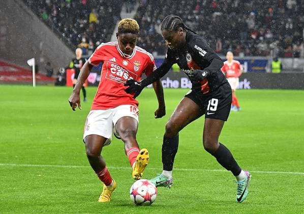 21.12.2023, xhbx, Fussball Champions League Frauen, Eintracht Frankfurt Frauen - SL Benfica Lissabon emspor, v.l. Christy Ucheibe (Benfica Lissabon), Nicole Anyomi (Eintracht Frankfurt Damen) (DFL DFB REGULATIONS PROHIBIT ANY USE OF PHOTOGRAPHS as IMAGE SEQUENCES and or QUASI-VIDEO) Frankfurt am Main