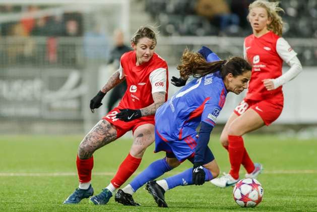 Fu?ball, Frauen, CL, SK Brann Bergen - Olympique Lyon Fotball Champions League kvinner, Brann - Lyon Bergen 20231221. Branns Larissa Crummer t.v. i duell med Amel Majri i kampen i gruppespillet i Champions League mellom Brann og Lyon pa Asane Arena. Foto: Paul S. Amundsen NTB Bergen Norge EDITORIAL USE ONLY. RESTRICTED USE FOR BETTING COMPANIES Ref:_SPOgQP36LOmaZc.jpg  Copyright: xPaulxS.xAmundsenx xNTBx