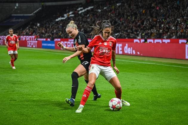 21.12.2023, Fußball, Frauen, UWCL, 2023 2024, Gruppenphase, 4. Spieltag Gruppe A, Eintracht Frankfurt (Deutschland) - SL Benfica (Portugal) Ana Seica (3 Benfica) versucht den Ball von Pia-Sophie Wolter (17 Frankfurt) abzuschirmen. Frankfurt am Main Deutsche Bank Park Hessen Deutschland