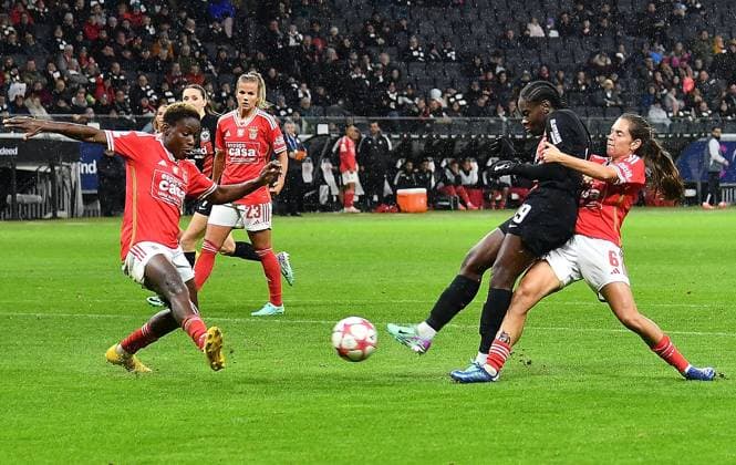 21.12.2023, xhbx, Fussball Champions League Frauen, Eintracht Frankfurt Frauen - SL Benfica Lissabon emspor, v.l. Christy Ucheibe (Benfica Lissabon), Nicole Anyomi (Eintracht Frankfurt Damen), Andreia Faria (Benfica Lissabon) (DFL DFB REGULATIONS PROHIBIT ANY USE OF PHOTOGRAPHS as IMAGE SEQUENCES and or QUASI-VIDEO) Frankfurt am Main
