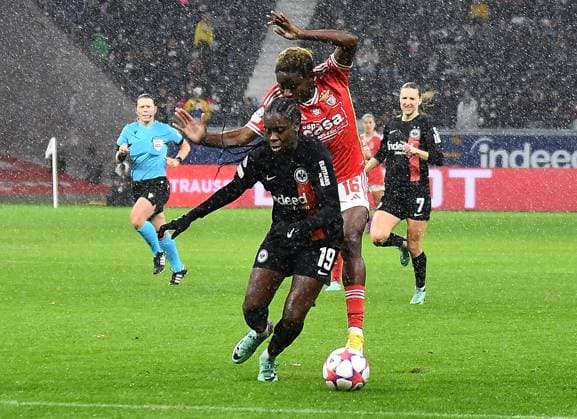 21.12.2023, xhbx, Fussball Champions League Frauen, Eintracht Frankfurt Frauen - SL Benfica Lissabon emspor, v.l. Nicole Anyomi (Eintracht Frankfurt Damen), Christy Ucheibe (Benfica Lissabon) (DFL DFB REGULATIONS PROHIBIT ANY USE OF PHOTOGRAPHS as IMAGE SEQUENCES and or QUASI-VIDEO) Frankfurt am Main