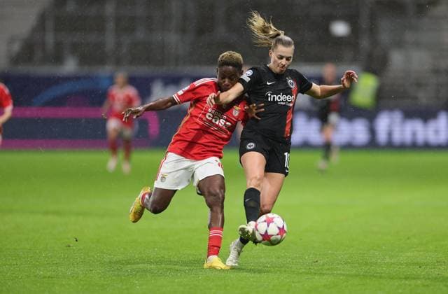 21.12.2023, Fussball Frauen UEFA Womens Champions League UWCL, Eintracht Frankfurt - SL Benfica Lissabon, emonline, emspor, v.l., Christy Ucheibe (SL Benfica Lissabon), Laura Freigang (Eintracht Frankfurt) DFL DFB REGULATIONS PROHIBIT ANY USE OF PHOTOGRAPHS AS IMAGE SEQUENCES AND OR QUASI-VIDEO. xdcx Copyright: HMBxMedia