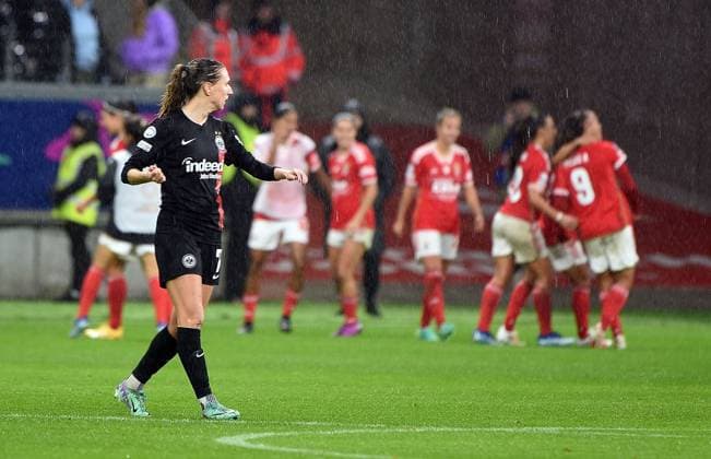 21.12.2023, xhbx, Fussball Champions League Frauen, Eintracht Frankfurt Frauen - SL Benfica Lissabon emspor, v.l. Lara Prasnikar (Eintracht Frankfurt Damen), Torjubel, Goal celebration, celebrate the goal 1:1 durch Nycole Raysla (Benfica Lissabon) (DFL DFB REGULATIONS PROHIBIT ANY USE OF PHOTOGRAPHS as IMAGE SEQUENCES and or QUASI-VIDEO) Frankfurt am Main