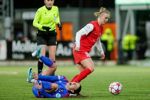 Fu?ball, Frauen, CL, SK Brann Bergen - Olympique Lyon Fotball Champions League kvinner, Brann - Lyon Bergen 20231221. Branns Nora Eide Lie t.h. i aksjon i kampen i gruppespillet i Champions League mellom Brann og Lyon pa Asane Arena. Foto: Paul S. Amundsen NTB Bergen Norge EDITORIAL USE ONLY. RESTRICTED USE FOR BETTING COMPANIES Ref:_SPO46pk4iAy2yM.jpg  Copyright: xPaulxS.xAmundsenx xNTBx