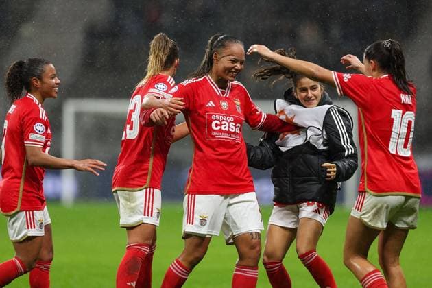 Frankfurt Main Germany 21.12.2023 UEFA Women s Champions League match Grouppe A SGE Eintracht Frankfurt vs SL Benfica in the Deutsche Bank Park, Nycole Raysla (SL Benfica),Francisca (KIKA) Nazareth (SL Benfica) Torjubel, Goal celebration, celebrate the goal 1:1 Copyright: JoaquimxFerreira