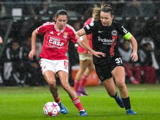 Tanja Pawollek (Eintracht Frankfurt, 31) im Zweikampf mit Andreia Faria (Benfica Lissabon, 6), GER, Eintracht Frankfurt vs Benfica Lissabon, Fussball, UEFA Womens Champions League, Gruppenphase, 4. Spieltag, Saison 2023 2024, 21.12.2023 GER, Eintracht Frankfurt vs Benfica Lissabon, Fussball, UEFA Womens Champions League, Gruppenphase, 4. Spieltag, Saison 2023 2024, 21.12.2023 Frankfurt Copyright: xEibner-Pressefoto FlorianxWieganx EP_FWD