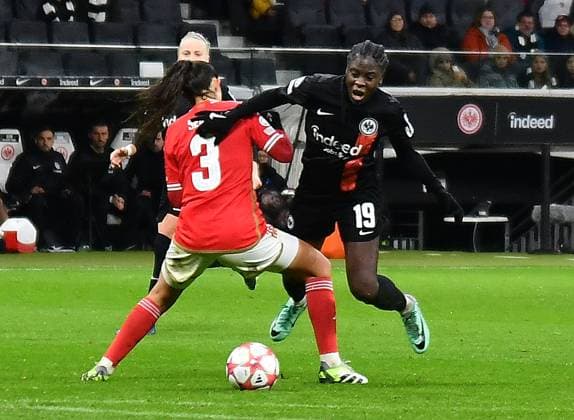 21.12.2023, xhbx, Fussball Champions League Frauen, Eintracht Frankfurt Frauen - SL Benfica Lissabon emspor, v.l. Ana Seica (Benfica Lissabon), Nicole Anyomi (Eintracht Frankfurt Damen) (DFL DFB REGULATIONS PROHIBIT ANY USE OF PHOTOGRAPHS as IMAGE SEQUENCES and or QUASI-VIDEO) Frankfurt am Main