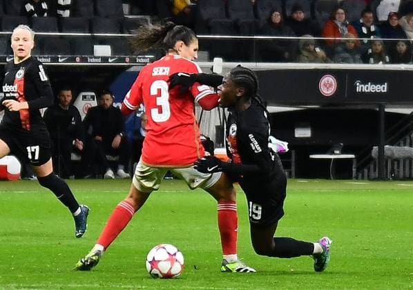 21.12.2023, xhbx, Fussball Champions League Frauen, Eintracht Frankfurt Frauen - SL Benfica Lissabon emspor, v.l. Ana Seica (Benfica Lissabon), Nicole Anyomi (Eintracht Frankfurt Damen) (DFL DFB REGULATIONS PROHIBIT ANY USE OF PHOTOGRAPHS as IMAGE SEQUENCES and or QUASI-VIDEO) Frankfurt am Main