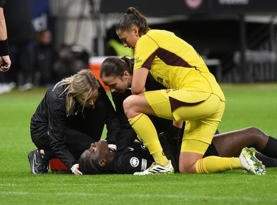 Sport Bilder des Tages 21.12.2023, xhbx, Fussball Champions League Frauen, Eintracht Frankfurt Frauen - SL Benfica Lissabon emspor, v.l. Nicole Anyomi (Eintracht Frankfurt Damen), verletzt, Verletzung,, Lena Pauels (Benfica Lissabon) (DFL DFB REGULATIONS PROHIBIT ANY USE OF PHOTOGRAPHS as IMAGE SEQUENCES and or QUASI-VIDEO) Frankfurt am Main