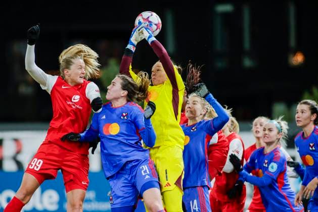 Fu?ball, Frauen, CL, SK Brann Bergen - Olympique Lyon Fotball Champions League kvinner, Brann - Lyon Bergen 20231221. Lyons malvakt Christiane Endler snapper ballen foran Branns Maria Brochmann t.v. i gruppespillet i Champions League mellom Brann og Lyon pa Asane Arena. Foto: Paul S. Amundsen NTB Bergen Norge EDITORIAL USE ONLY. RESTRICTED USE FOR BETTING COMPANIES Ref:_SPOO1IBHltLD0g.jpg  Copyright: xPaulxS.xAmundsenx xNTBx