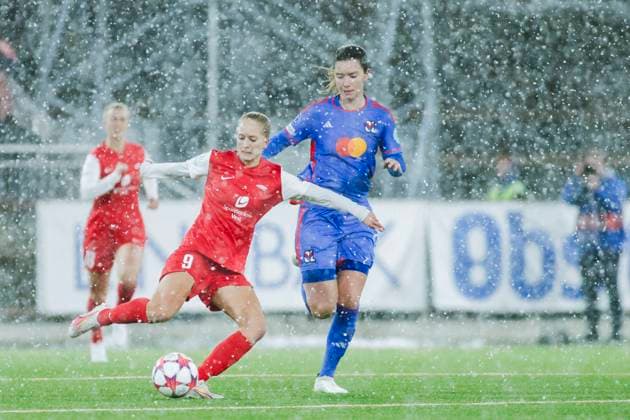 Fu?ball, Frauen, CL, SK Brann Bergen - Olympique Lyon Fotball Champions League kvinner, Brann - Lyon Bergen 20231221. Branns Amalie Eikeland t.v. i duell med Damaris Egurrola i kampen i gruppespillet i Champions League mellom Brann og Lyon pa Asane Arena. Foto: Paul S. Amundsen NTB Bergen Norge EDITORIAL USE ONLY. RESTRICTED USE FOR BETTING COMPANIES Ref:_SPOqa8B0g2EzPs.jpg  Copyright: xPaulxS.xAmundsenx xNTBx