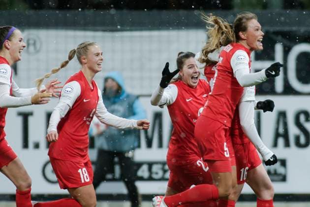 Fu?ball, Frauen, CL, SK Brann Bergen - Olympique Lyon Fotball Champions League kvinner, Brann - Lyon Bergen 20231221. Jublende Brann-spillere etter utlikning til 2-2 i kampen i gruppespillet i Champions League mellom Brann og Lyon pa Asane Arena. Foto: Paul S. Amundsen NTB Bergen Norge EDITORIAL USE ONLY. RESTRICTED USE FOR BETTING COMPANIES Ref:_SPObz1SMFi22f0.jpg  Copyright: xPaulxS.xAmundsenx xNTBx