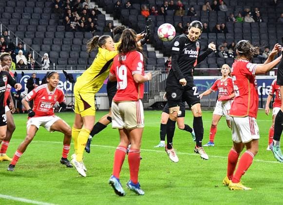 21.12.2023, xhbx, Fussball Champions League Frauen, Eintracht Frankfurt Frauen - SL Benfica Lissabon emspor, v.l. Lena Pauels (Benfica Lissabon), Catarina Amado (Benfica Lissabon), Camilla Küver (Eintracht Frankfurt Damen) (DFL DFB REGULATIONS PROHIBIT ANY USE OF PHOTOGRAPHS as IMAGE SEQUENCES and or QUASI-VIDEO) Frankfurt am Main