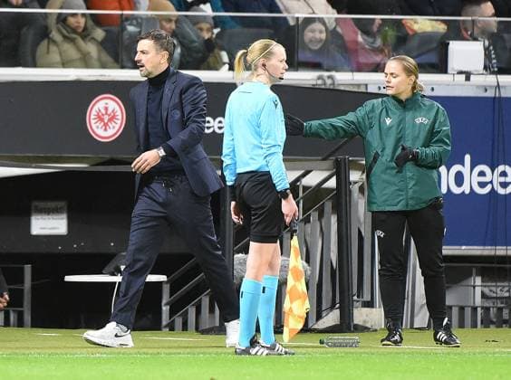 21.12.2023, xhbx, Fussball Champions League Frauen, Eintracht Frankfurt Frauen - SL Benfica Lissabon emspor, v.l. Trainer Niko Arnautis (Eintracht Frankfurt Damen) (DFL DFB REGULATIONS PROHIBIT ANY USE OF PHOTOGRAPHS as IMAGE SEQUENCES and or QUASI-VIDEO) Frankfurt am Main