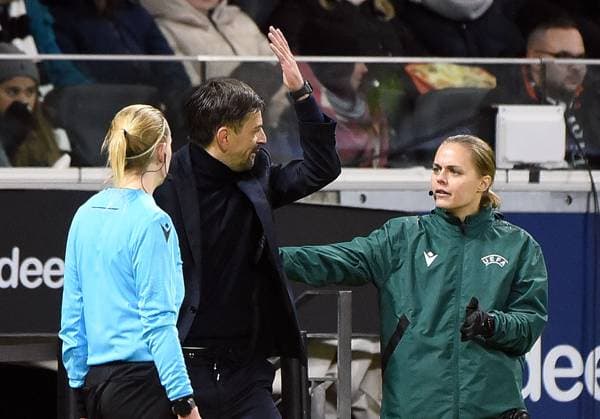 21.12.2023, xhbx, Fussball Champions League Frauen, Eintracht Frankfurt Frauen - SL Benfica Lissabon emspor, v.l. Trainer Niko Arnautis (Eintracht Frankfurt Damen) (DFL DFB REGULATIONS PROHIBIT ANY USE OF PHOTOGRAPHS as IMAGE SEQUENCES and or QUASI-VIDEO) Frankfurt am Main