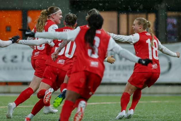 Sport Bilder des Tages Fu?ball, Frauen, CL, SK Brann Bergen - Olympique Lyon Fotball Champions League kvinner, Brann - Lyon Bergen 20231221. Jublende Brann-spillere etter at Signe Gaupset lengst t.v. utliknet til 2-2 i kampen i gruppespillet i Champions League mellom Brann og Lyon pa Asane Arena. Foto: Paul S. Amundsen NTB Bergen Norge EDITORIAL USE ONLY. RESTRICTED USE FOR BETTING COMPANIES Ref:_SPORsHhJgrcTKY.jpg  Copyright: xPaulxS.xAmundsenx xNTBx