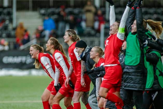 Fu?ball, Frauen, CL, SK Brann Bergen - Olympique Lyon Fotball Champions League kvinner, Brann - Lyon Bergen 20231221. Jublende Brann-spillere etter 2-2 i kampen i gruppespillet i Champions League mellom Brann og Lyon pa Asane Arena. Foto: Paul S. Amundsen NTB Bergen Norge EDITORIAL USE ONLY. RESTRICTED USE FOR BETTING COMPANIES Ref:_SPOPCIlNFCDUG0.jpg  Copyright: xPaulxS.xAmundsenx xNTBx